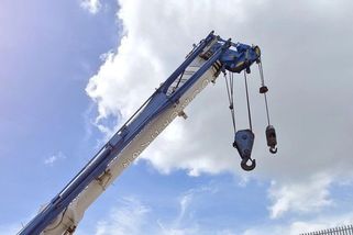 Záchranáři spouštěli 270kilového muže na Floridě jeřábem z balkonu. Svědek natočil video - Novinky